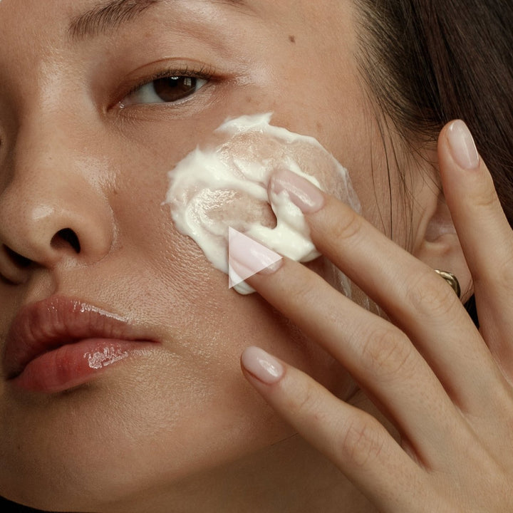 Applying firming moisturizer for wrinkles and dark spots 緊緻淡斑