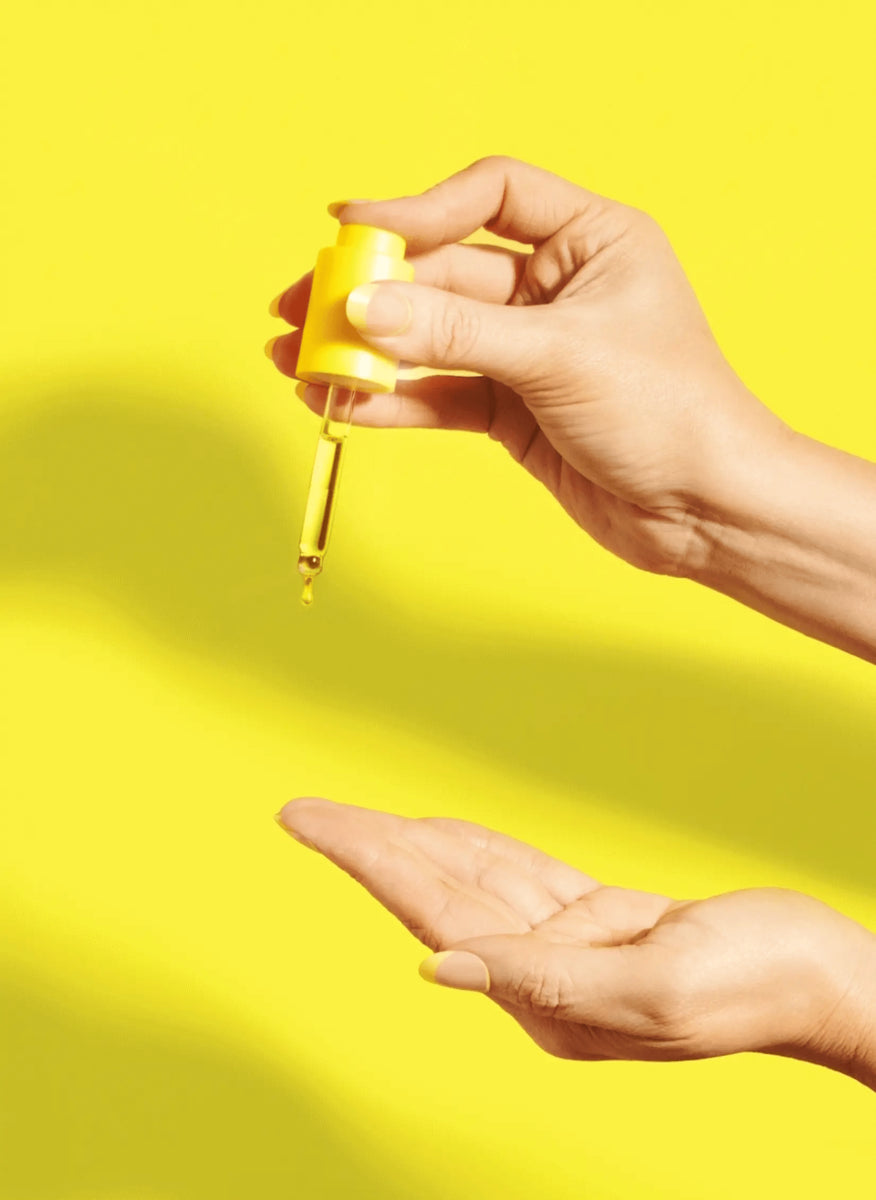 Clear lightweight oil drops for heat protection 抗熱髮油質地